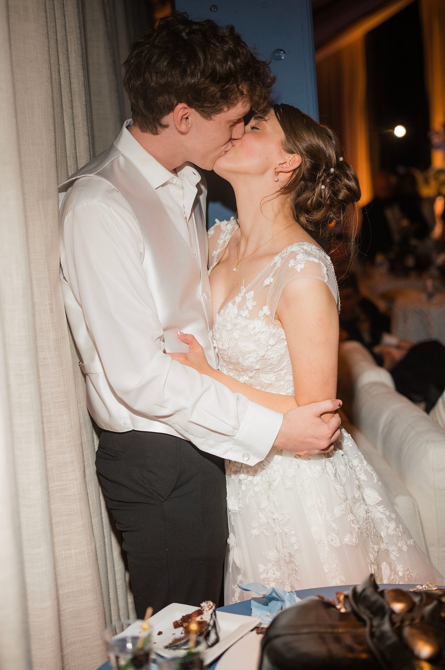 couple kiss 